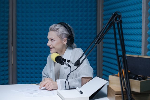 Persona grabando un podcast como forma de ganar dinero con la voz
