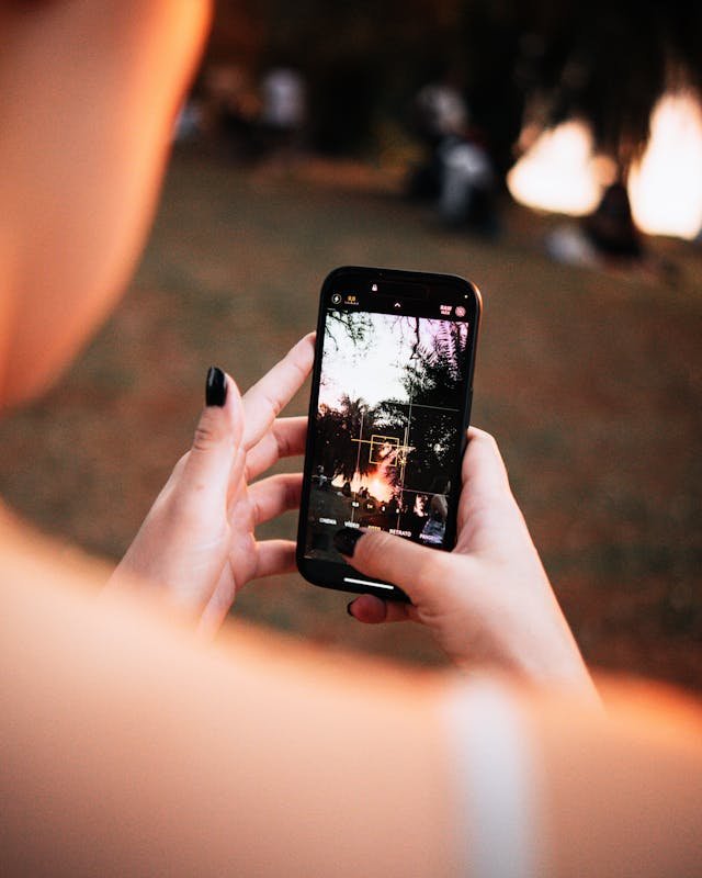 Persona creando contenido con el móvil para subir un Reel a Instagram.