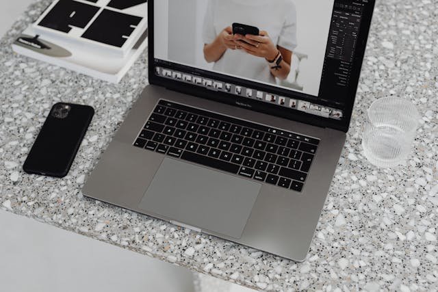 La pantalla de un ordenador donde se ve la edición de un video para subirlo como Reel en Instagram y vender.