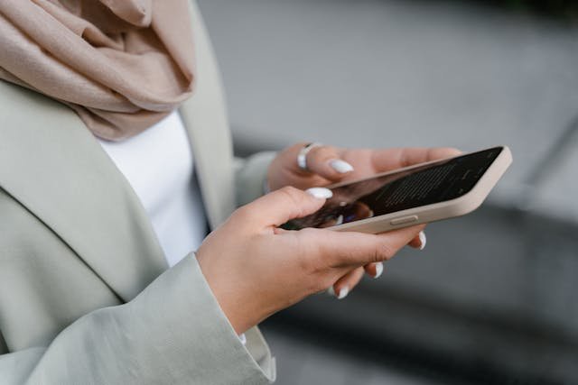 Persona mirando el móvil para publicar Reels y vender por Instagram